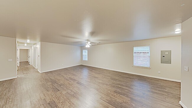 Building Photo - Beautiful 3 Bedroom 2 Bathroom Duplex Next...
