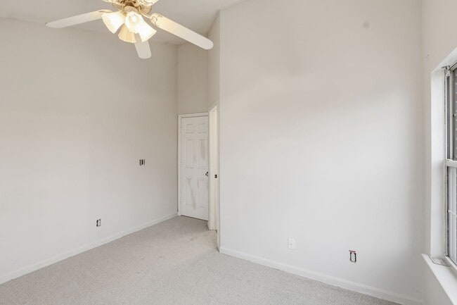 Building Photo - 15663 Viewpoint Cir