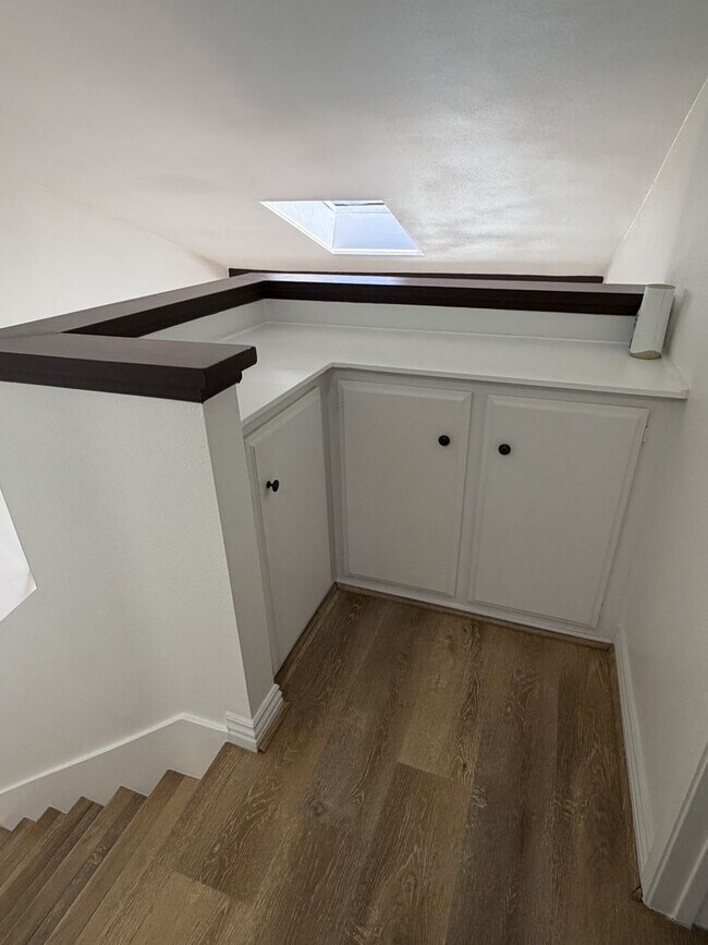 Building Photo - Updated modern townhouse 3 bed 1.5 bath