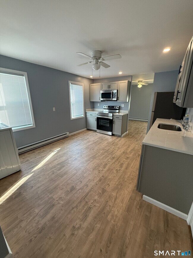 Building Photo - 2 Smith St