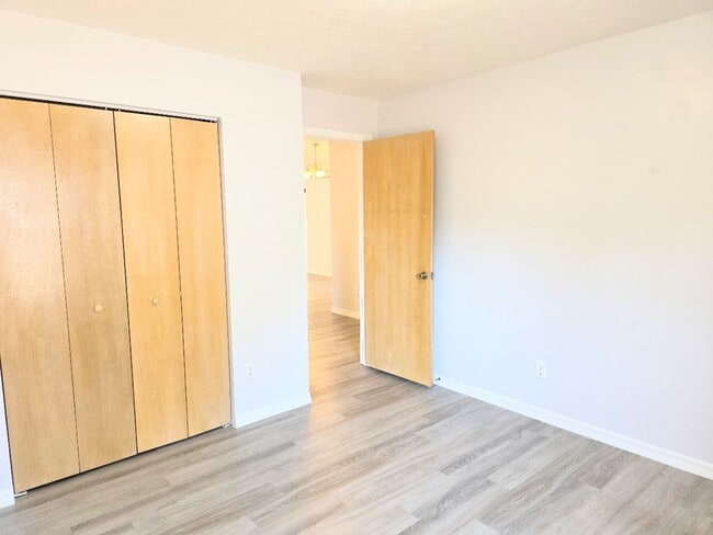 Building Photo - 3 bedroom, 2 bath, 2 car garage on a large lot!