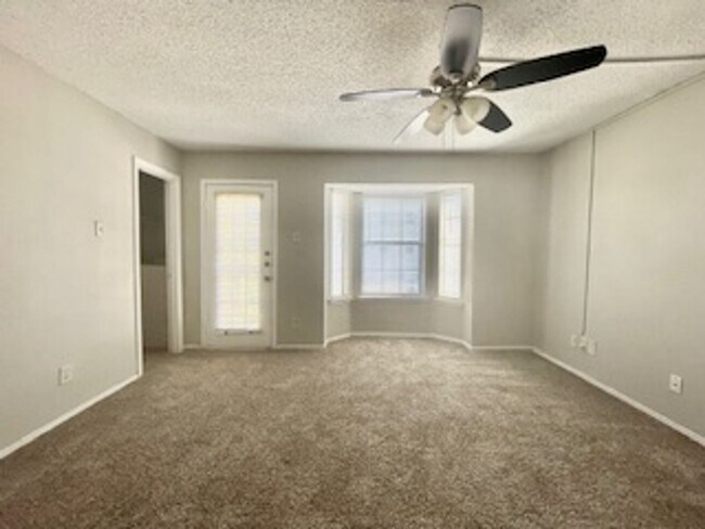 Building Photo - Updated 2 Bed, 3 Bath Condo in Prime North Dallas Location!