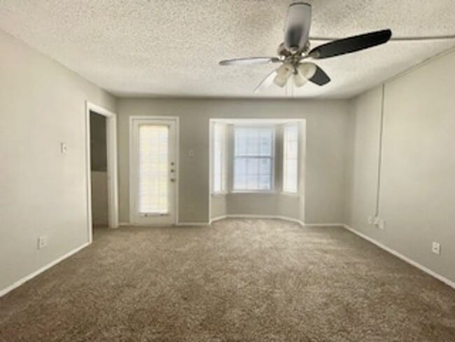 Building Photo - Updated 2 Bed, 3 Bath Condo in Prime North...