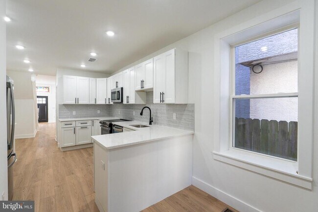 Building Photo - 1824 N Bouvier St