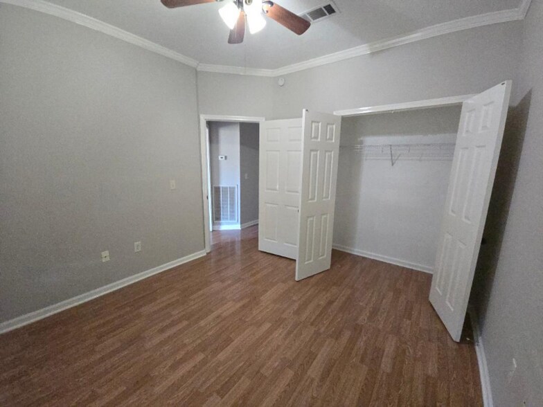 Building Photo - 263 Greensview Dr
