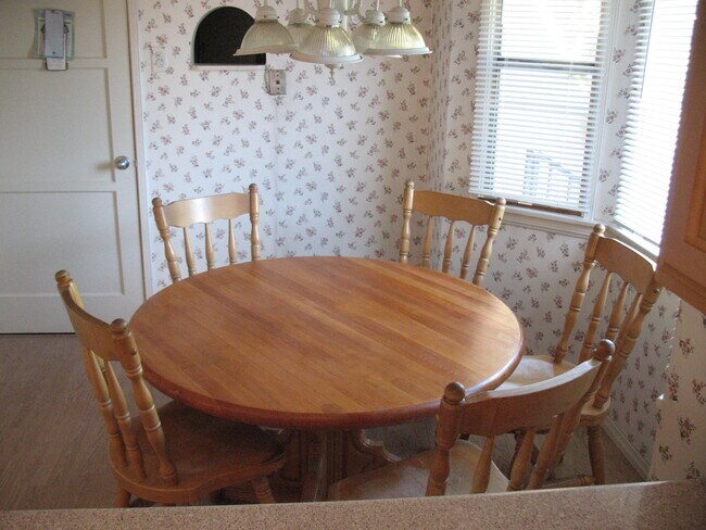 Beautiful kitchen table - 3121 W Wyoming Ave