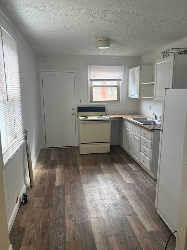 Building Photo - RARE CARSON LANE DUPLEX AVAILABLE