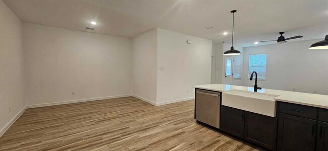 Building Photo - 8411 Bay Oaks Dr
