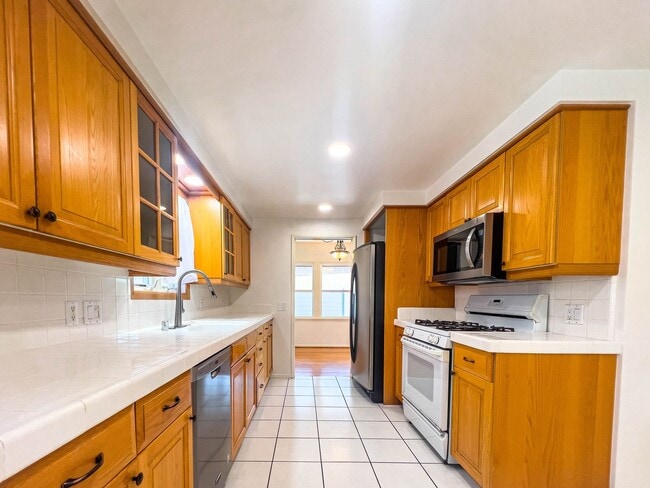 Building Photo - Spacious 3BR Home in Prime Burbank!