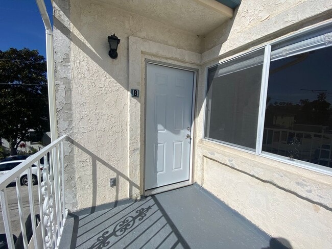 Building Photo - Upstairs 2BD Apartment Home! Great PB Location! Garage! AC!