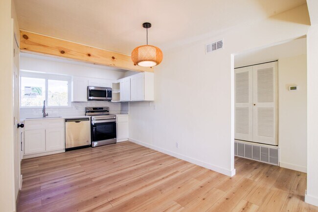 Building Photo - Beautiful 2-bedroom, 1-bathroom townhouse located in the vibrant city of El Paso