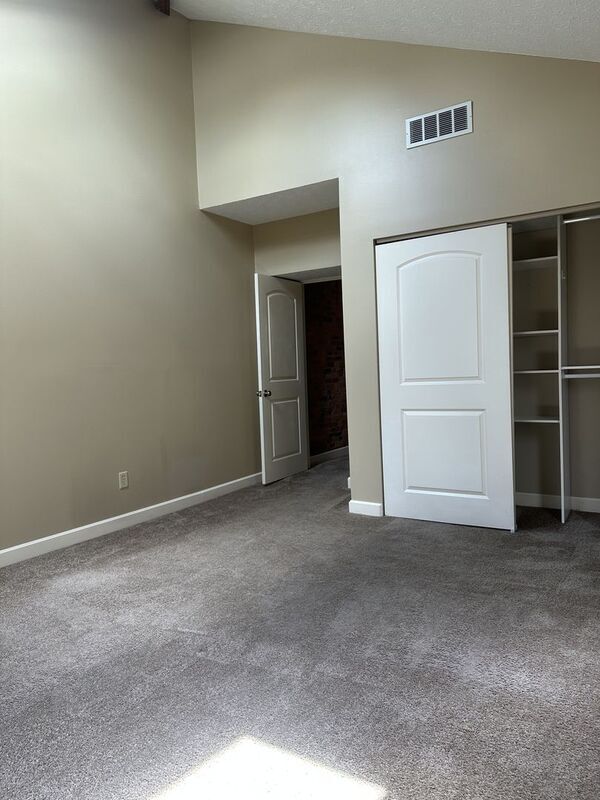 Building Photo - 820 Summit St