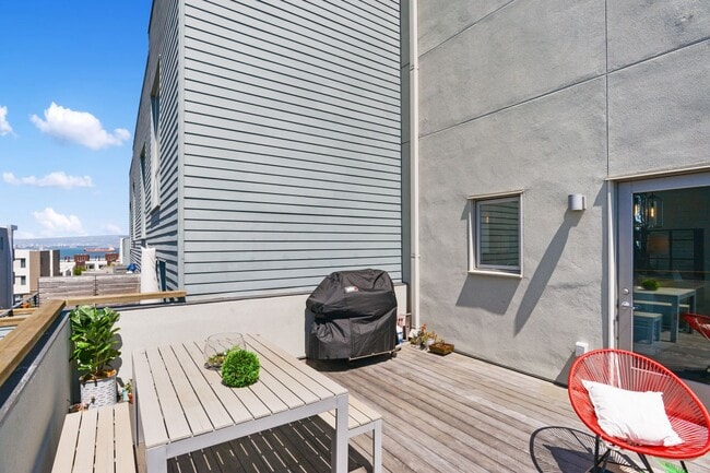 Building Photo - SF Shipyard - 3 BR, 2.5 BA Townhouse 1,437 Sq. Ft. - 3D Virtual Tour, 2-Car Garage