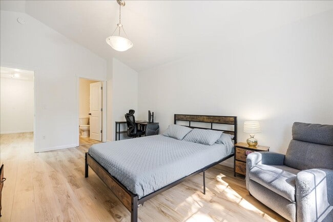 Building Photo - Crisp, Updated Townhome Near Nike & Shopping