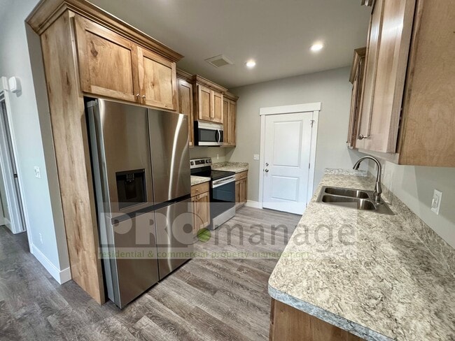 Building Photo - Near New - 2 Bed, 1 Bath Main Level Apartment