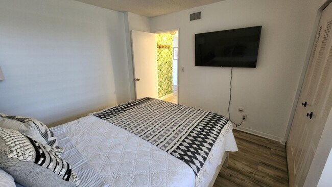 Building Photo - 950 Egret Cir