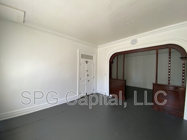 Building Photo - 351 W King St