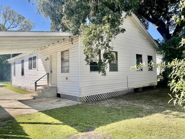 Building Photo - 452 Bernardo St