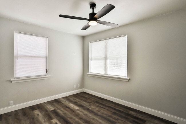 Building Photo - 711 N Elm Ave