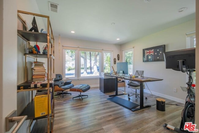 Building Photo - 2760 E Glenoaks Blvd