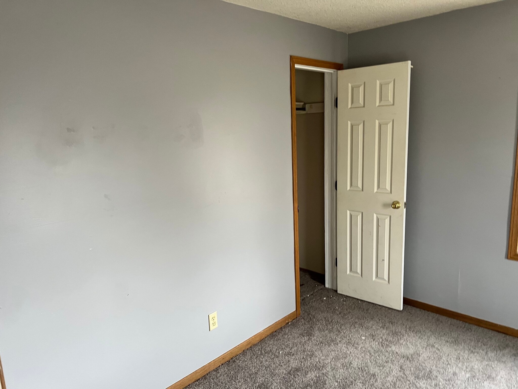 Front bedroom - 325 E Avenue C