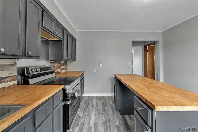 Building Photo - 629 Broadway St