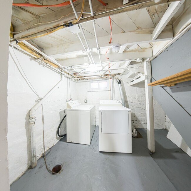 Building Photo - 3 Bedroom 1 Bathroom with Bonus Room