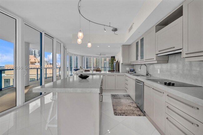 Building Photo - 333 Las Olas Way