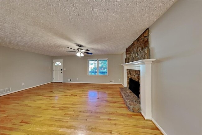 Building Photo - 5225 Shadow Wood Dr
