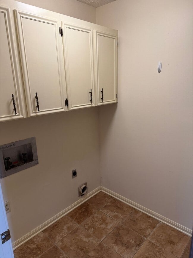 Building Photo - 6009 Quail Ridge