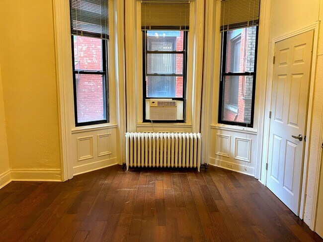 Building Photo - 816 Cedar Ave