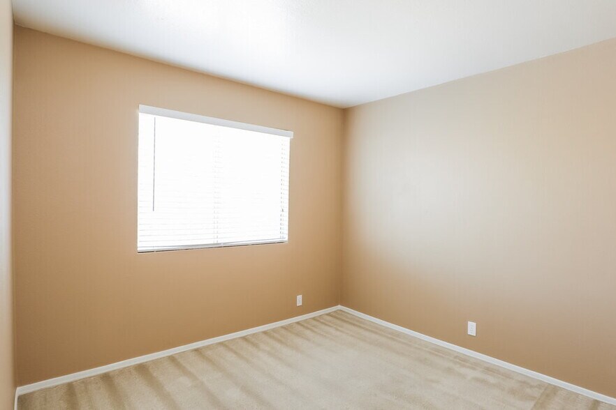 Building Photo - 2030 N 87th Dr