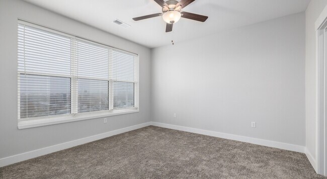 Building Photo - 334 W Diehl Rd