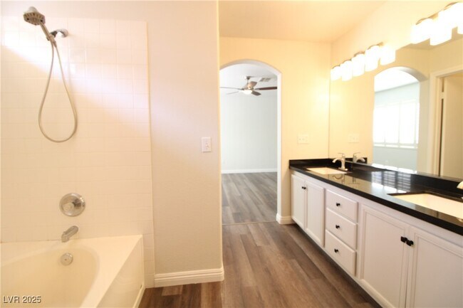Building Photo - 301 Laguna Glen Dr