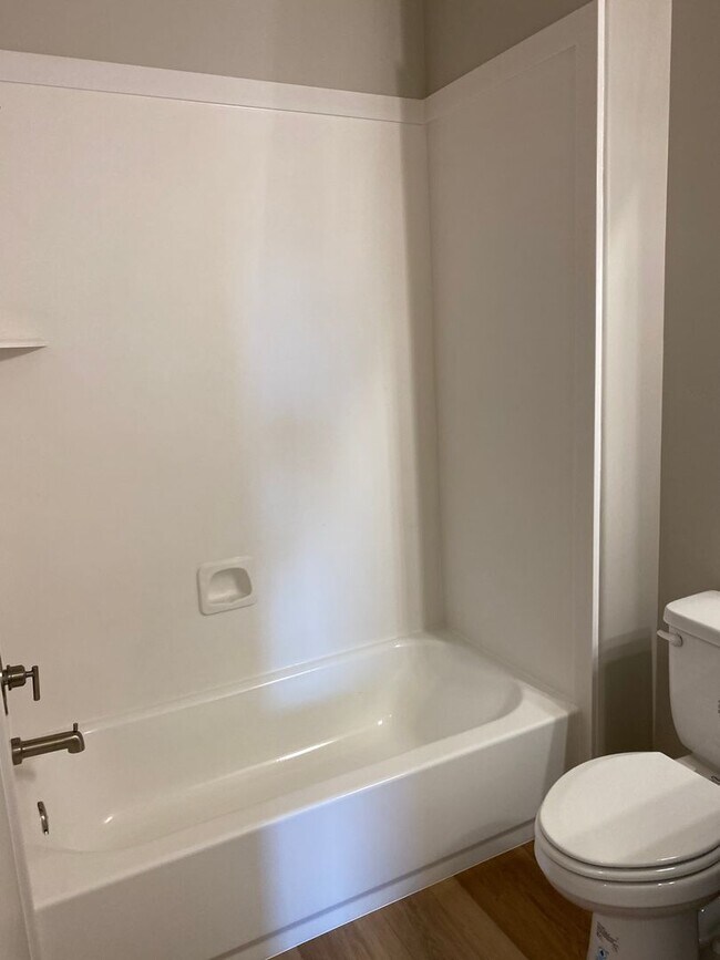 Building Photo - Beautiful like new 3 Bedroom, 2.5 Bathroom...