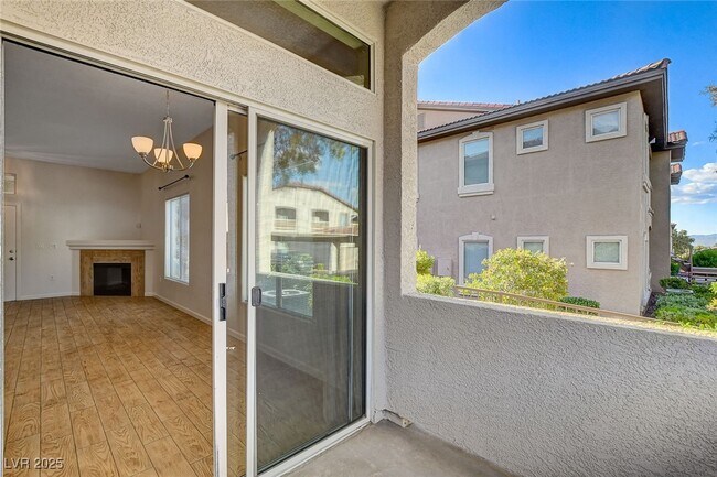 Building Photo - 2305 W Horizon Ridge Pkwy