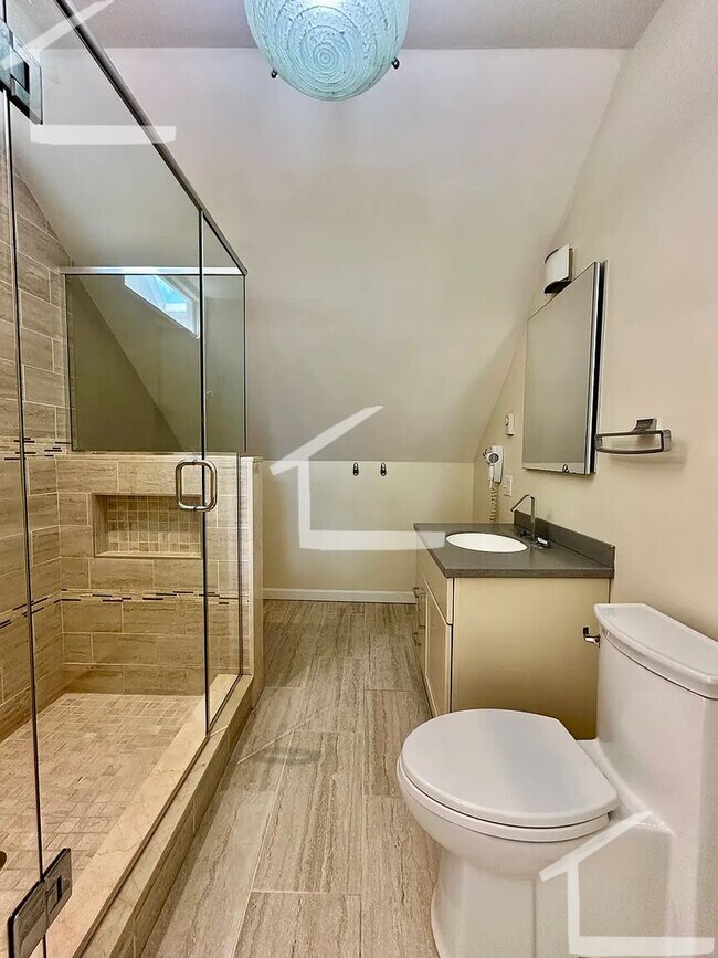 Building Photo - Top Floor Newly Renovated 1 bed NO BROKER FEE
