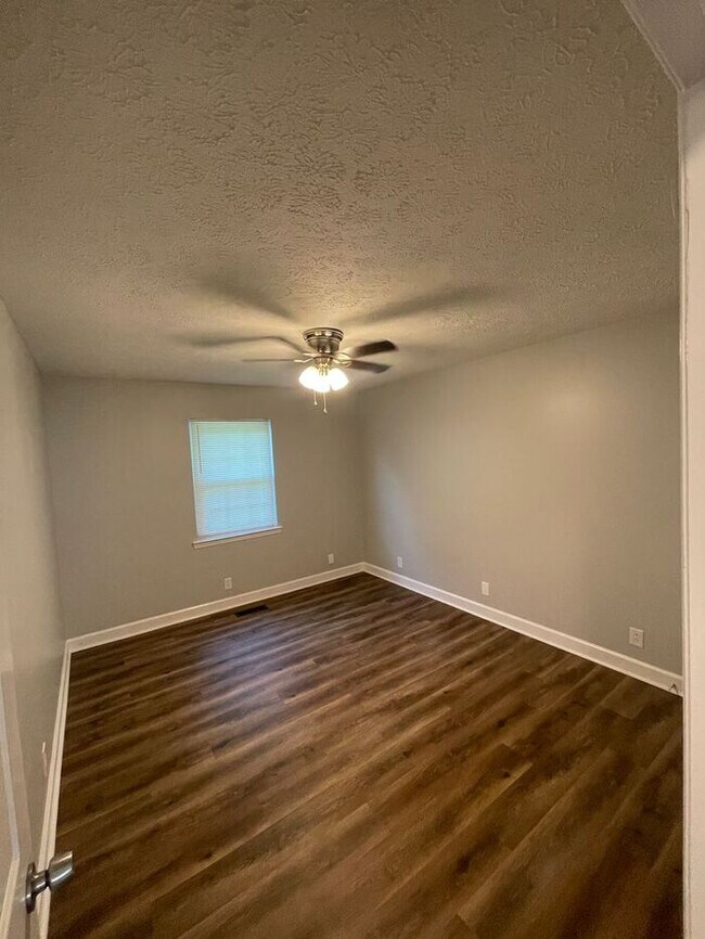 Building Photo - Comfortable 4-Bedroom Home in a Convenient...