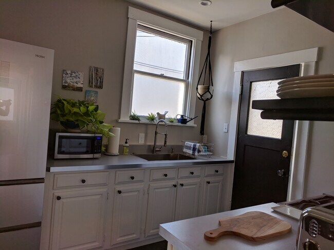 Building Photo - 1685 Oxford St