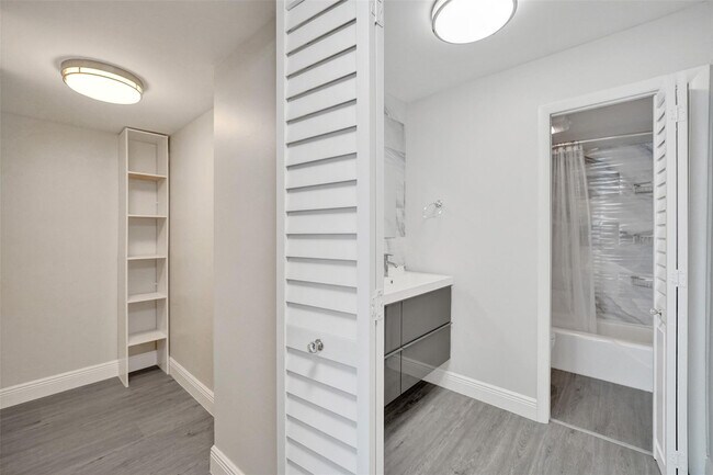 Building Photo - 3800 N Hills Dr