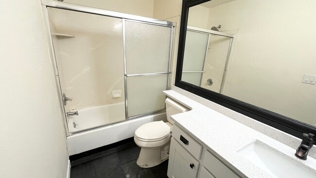 Building Photo - 5 Bedroom/4 Bathroom Home in West Valley City