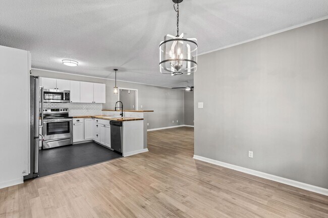 Building Photo - Cottage Charm Near Piney Green