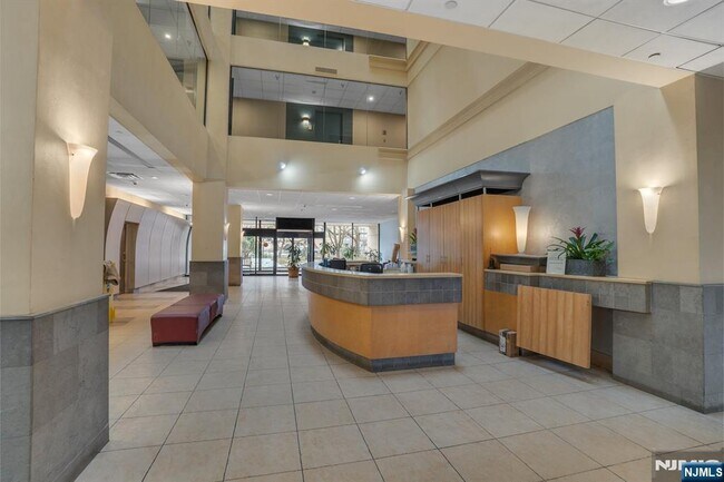 Building Photo - 1055 River 809