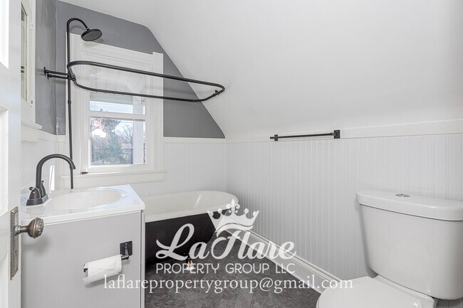 Building Photo - 631 Clark St