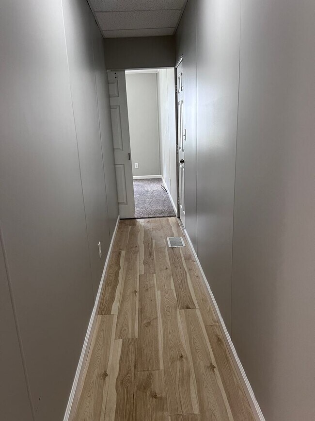 Building Photo - 3 Bedroom 1 Bathroom