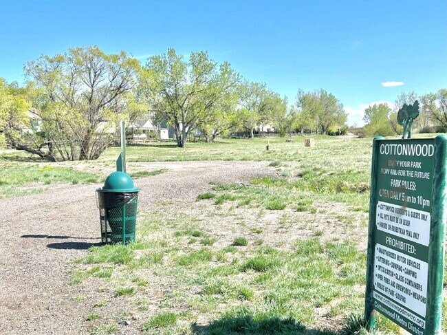 Building Photo - "Charming Home in the Cottonwood Community!"
