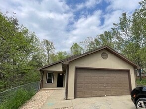 Building Photo - 3 Bedroom Home in Merriam Woods!