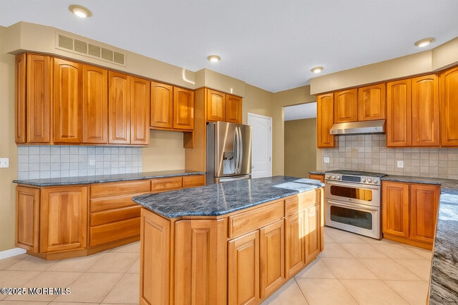 Building Photo - 220 Whalepond Rd