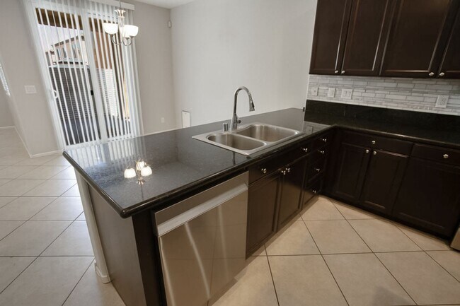 Building Photo - 4 Bedroom, 3 Den West Side Home