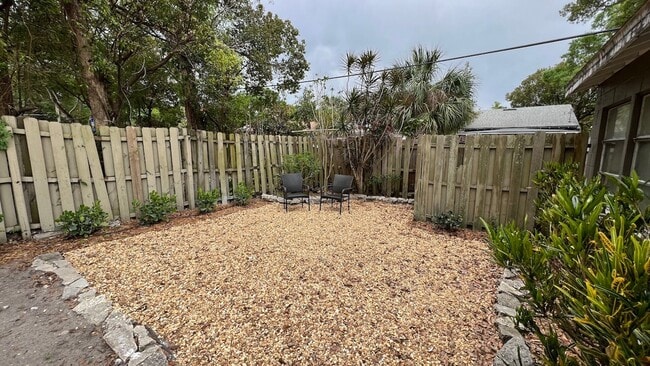 Building Photo - 1-Bedroom, 1-Bath Detached Apartment – Col...